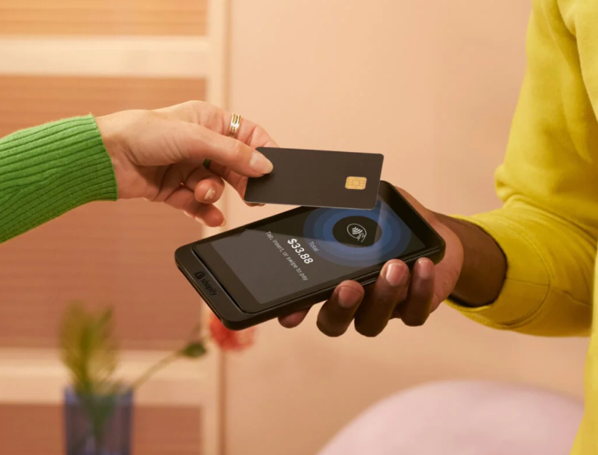 Un client saisit les coordonnées de sa carte de crédit sur le PDV Go de Shopify pour effectuer un achat.